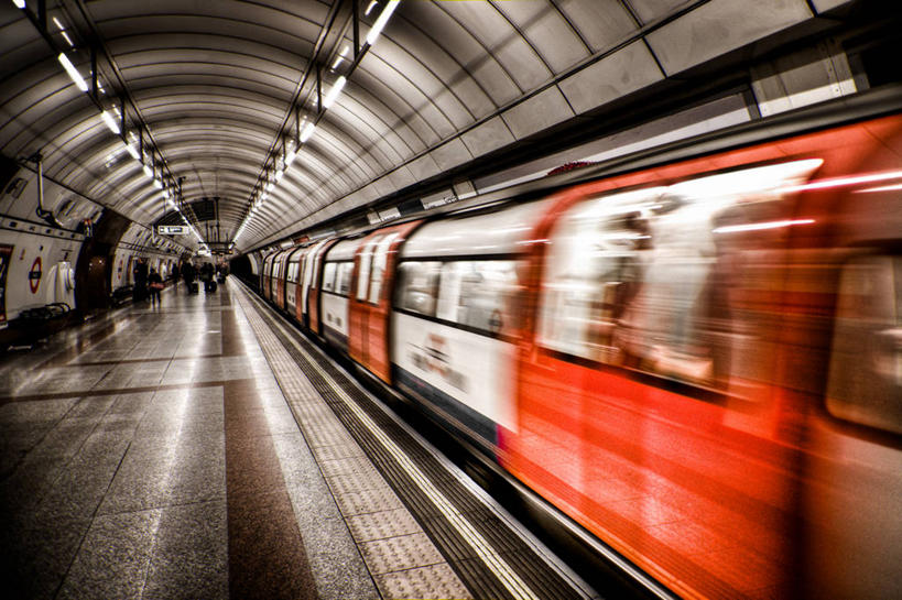 横图,室内,运动模糊,建筑,火车,车站,英国,站台,首都,现代,月台,地标建筑,运输,摄影,迅速,英国文化,彩图,晕影