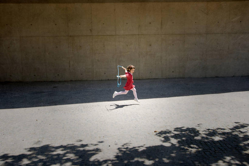 西方人,儿童,一个人,跳,跳绳,横图,室外,白天,侧面,纯洁,街道,西班牙,欧洲,欧洲人,仅一个女性,仅一个人,阴影,拿着,休闲装,小孩,仅一个小孩,可爱,乐趣,童年,童趣,摄影,享乐,童真,烂漫,无邪,巴伦西亚省,天真,女孩,女人,女性,白种人,孩子,彩图,欢乐,女生