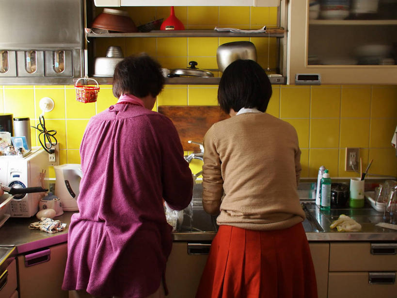 成年人,两个人,家庭,母亲,女儿,横图,室内,白天,团队,厨房,日本,准备,工作,休闲装,饮食,背面,温暖,温馨,一家人,摄影,生活方式,和睦,厨房器具,福井县,女人,女性,烹调,半身,彩图,融洽,短发,例行公事,家务劳动