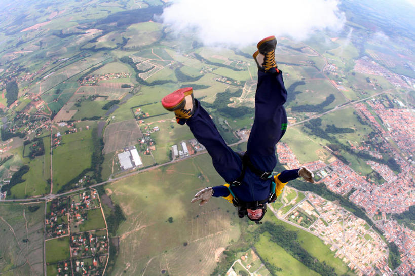 成年人,一个人,横图,俯视,航拍,室外,白天,运动服,度假,兴奋,风险,运动,美景,城市风光,城市,巴西,仅一个男性,仅一个人,头饰,景观,云,娱乐,极限运动,飞,仅一个年轻男性,享受,休闲,景色,放松,摄影,迅速,鸟瞰,圣保罗州,下移,技能,冒险,跳伞运动,男人,男性,年轻男性,年轻人,彩图,高角度拍摄