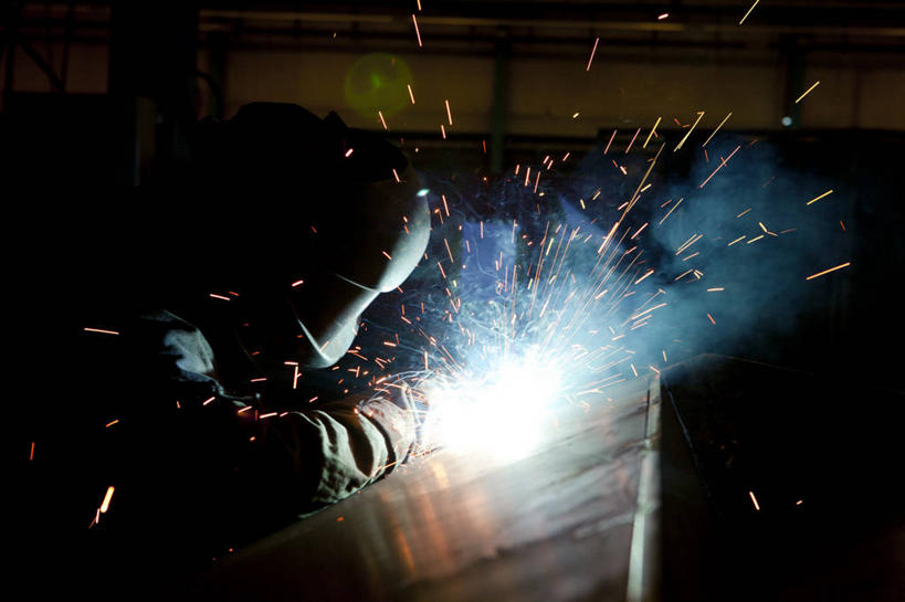 成年人,一个人,焊工,横图,室内,工作服,制服,安全,火,西班牙,仅一个男性,工作,光线,火花,防护,光芒,摄影,保护,焊接,照亮,保险,防护服,焊枪,保全,周全,安稳,安定,工作制服,平安,彩图,工作套服