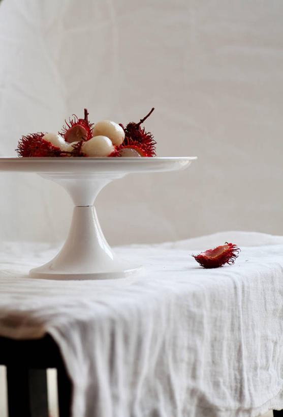 无人,竖图,室内,特写,白天,桌子,荔枝,水果,北京,首都,饮食,桌布,盘子,摄影,清新,健康食物,北京市,彩图