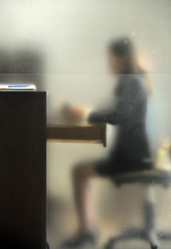 成年人,一个人,机场,坐,竖图,室内,侧面,椅子,柬埔寨,仅一个女性,工作,首都,书桌,摄影,彩图,金边