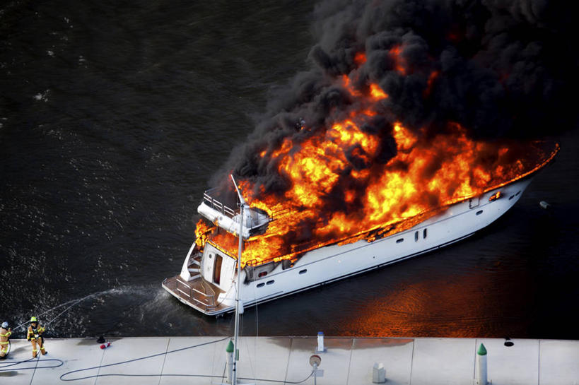 成年人,两个人,消防员,横图,俯视,室外,夜晚,河流,水,船,火,澳大利亚,溅,火焰,燃烧,热,烟,摄影,毁灭,墨尔本,危险,彩图,高角度拍摄,雅拉河