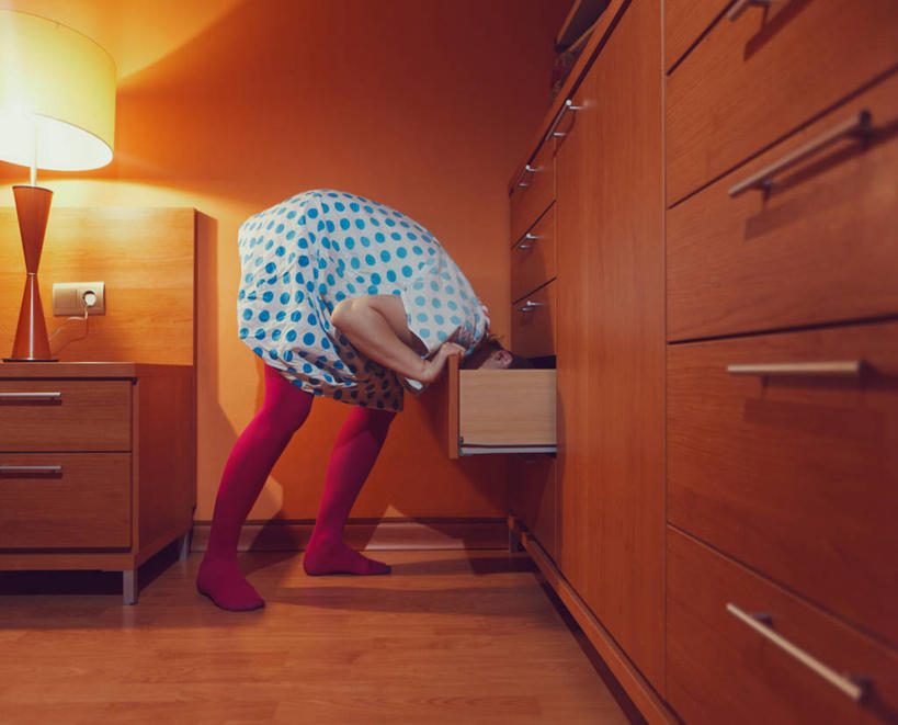 西方人,成年人,头,一个人,站,横图,室内,侧面,神秘,柜子,抽屉,西班牙,欧洲,巴塞罗那,欧洲人,仅一个年轻女性,仅一个女性,仅一个人,弯腰,圆点,拿着,休闲装,灯罩,探索,人体,摄影,幽默,照亮,脆弱,搜寻,逃避,懦弱,年轻女性,女人,女性,白种人,年轻人,头部,彩图,巴塞罗那省,鸵鸟心态,鸵鸟政策,心理,心态,好奇心