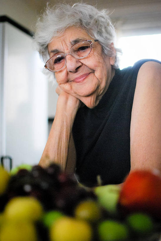 西方人,成年人,老年人,脸,头,脸颊,头发,一个人,微笑,竖图,室内,特写,白天,仰视,满意,幸福,智慧,水果,欧洲,伊朗,欧洲人,仅一个女性,仅一个人,服装,眼镜,首都,托腮,休闲装,饮食,肩膀,衣服,靠,靠着,摄影,服饰,仅一个老年女性,衣着,穿着,肖像,衣饰,德黑兰,老年女性,女人,女性,白种人,头部,脸部,脸蛋,面部,彩图,低角度拍摄,短发,波波头