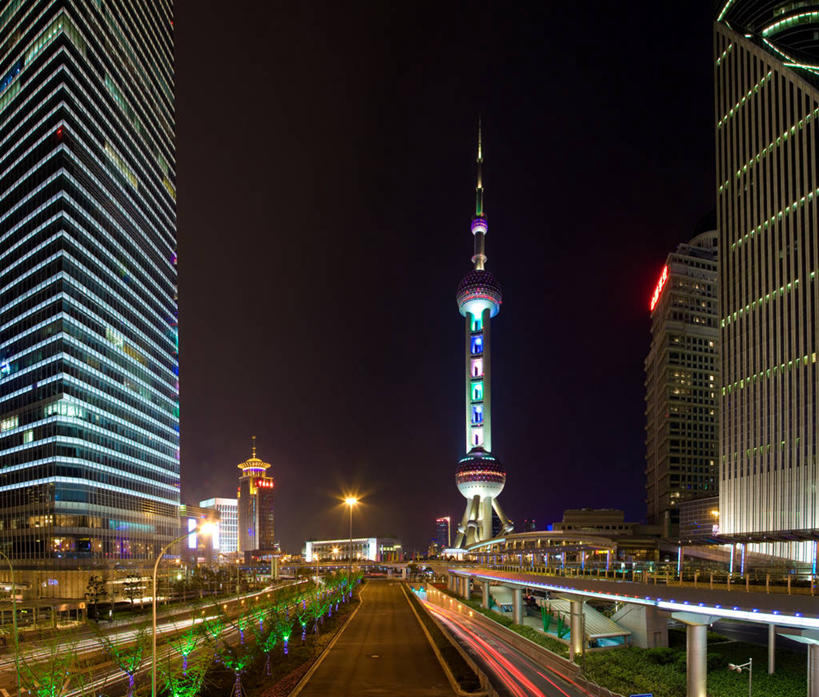 无人,横图,室外,夜晚,天际线,城市,建筑,路,路灯,摩天大楼,上海,柱子,桥,尖顶,联系,现代,天空,金融,摄影,尾灯,照亮,陆家嘴,发展,无线电通信塔,金融区,彩图