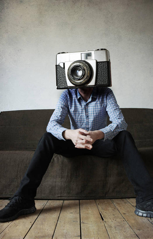 西方人,成年人,中年人,一个人,坐,握手,竖图,室内,白天,建材,地板,沙发,建筑,英国,欧洲,欧洲人,仅一个男性,仅一个人,仅一个中年男性,正装,材料,木板,木材,地面,首都,古典,木地板,木柴,放松,个性,摄影,建造,木料,起居室,硬木,男人,男性,中年男性,白种人,搀手,拉手,手拉手,手握手,彩图,电影摄像机