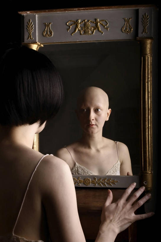 成年人,脸,头,脸颊,头发,一个人,竖图,室内,镜子,美国,仅一个年轻女性,仅一个女性,仅一个人,睡衣,服装,反射,数码合成,肩膀,衣服,黑色,看,思考,摄影,服饰,怪异,衣着,穿着,家居服,维吉尼亚,寝衣,衣饰,年轻女性,女人,女性,年轻人,头部,脸部,脸蛋,面部,触摸,彩图,波波头