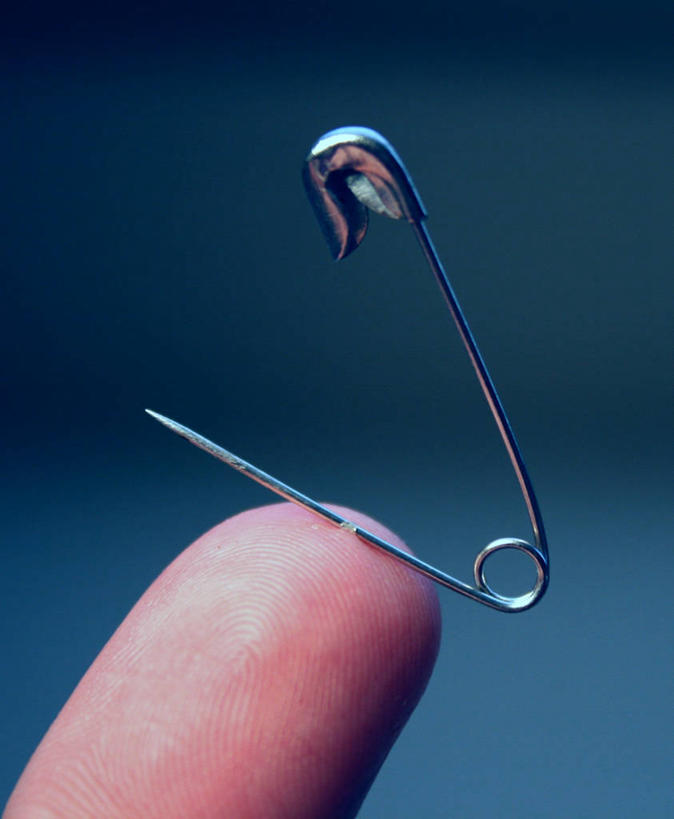 西方人,儿童,少年,一个人,竖图,室内,特写,纯洁,欧洲,美国,欧洲人,仅一个男性,仅一个人,蓝色背景,别针,仅一个年轻男性,一个,小孩,灰色,手指,可爱,童年,童趣,人体,摄影,单个,皮肤,部分,逼迫,强迫,青春期,痛苦,童真,烂漫,无邪,卡住,想法,天真,男人,男性,年轻男性,白种人,孩子,影棚拍摄,强制,胁迫