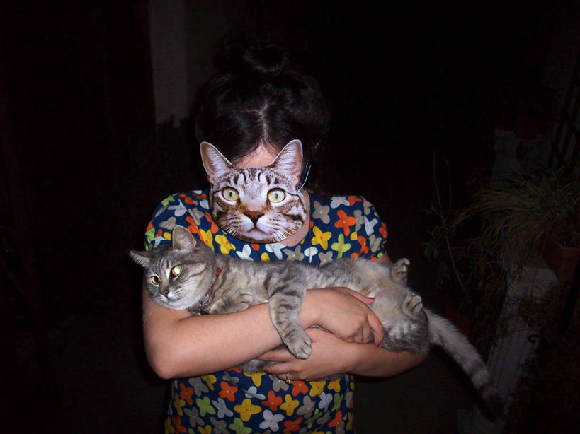 成年人,一个人,站,横图,室内,夜晚,正面,友谊,宠物,美国,仅一个年轻女性,仅一个女性,仅一个人,面具,拿着,休闲装,衣服,动物,家畜,乐趣,模仿,摄影,享乐,关爱,年轻女性,女人,女性,年轻人,半身