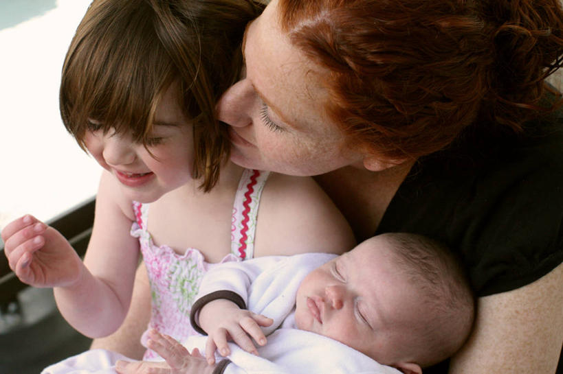 西方人,婴儿,儿童,成年人,中年人,脸,头,脸颊,三个人,四个人,人群,家庭,夫妻,父母,母亲,父亲,女儿,儿子,坐,微笑,横图,室外,特写,白天,婴儿服装,爱情,幸福,纯洁,欧洲,美国,欧洲人,连接,浪漫,拿着,休闲装,肩膀,小孩,衣服,春天,休息,温暖,温馨,父子,母子,一家人,恩爱,父爱,可爱,母爱,童年,童趣,恋人,摄影,活泼,和睦,宝宝,童真,纯真,烂漫,无邪,埃塞克斯郡,伶俐,天真,男孩,男人,男性,年轻男性,年轻女性,女人,女性,中年女性,白种人,孩子,年轻人,头部,脸部,脸蛋,面部,夫妇,情侣,睡觉,拥抱,半身,爱,伴侣,融洽,男生,连身衣,奥兰治