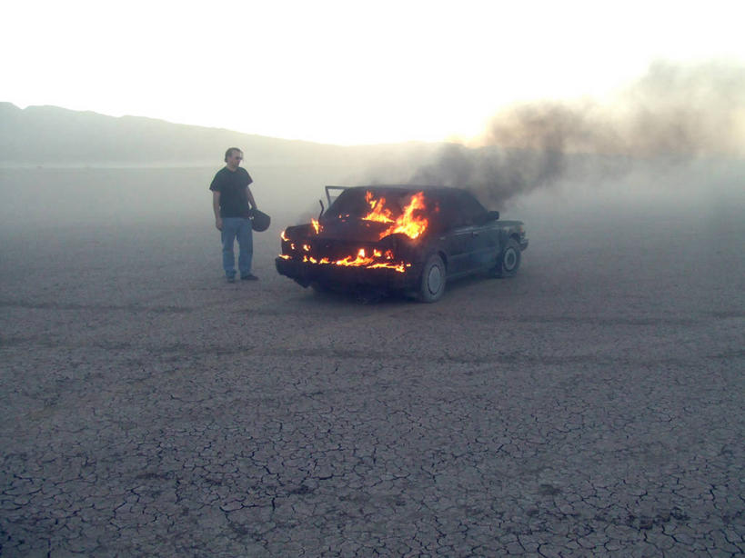 西方人,成年人,中年人,一个人,站,横图,室外,白天,汽车,欧洲,美国,欧洲人,仅一个男性,仅一个人,仅一个中年男性,火焰,机动车,燃烧,休闲装,衣服,烟,运输,摄影,北美,北美洲,不幸,加利福尼亚,美洲,毁灭,加州,加利福尼亚州,金州,黄金州,北亚美利加洲,亚美利加洲,男人,男性,中年男性,白种人,美利坚合众国,圣伯纳迪诺市