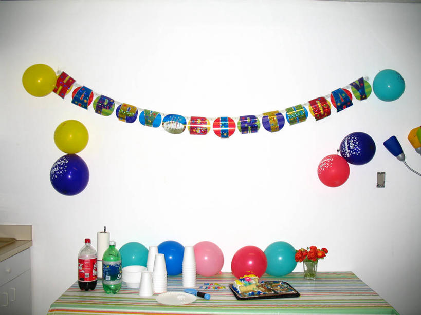 无人,横图,室内,生日,厨房,家具,桌子,餐具,美国,庆祝,装饰,标语,标志,纸,首都,饮食,盘子,瓶子,气球,碗,冷饮,生日蛋糕,诱惑,摄影,苏打,一次性杯子,华盛顿特区,蛋糕