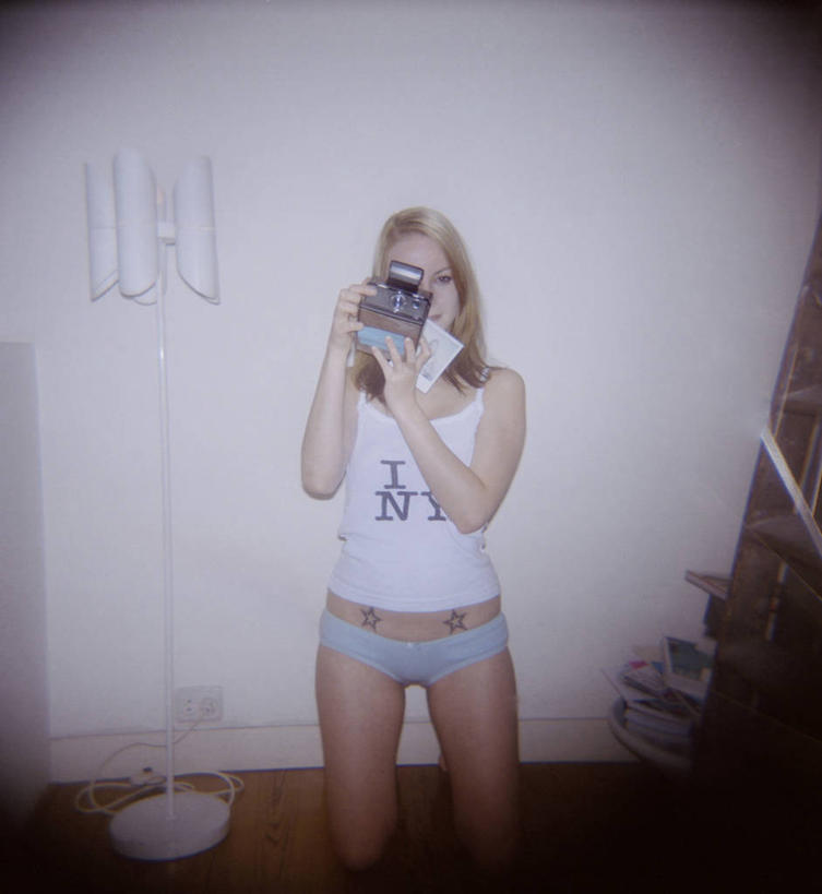 成年人,头发,一个人,竖图,室内,正面,技术,相机,荷兰,仅一个年轻女性,仅一个女性,仅一个人,首都,拿着,注视,拍照,衣服,观察,看,金色,摄影,生活方式,观看,察看,关注,近景,肖像,阿姆斯特丹,年轻女性,女人,女性,年轻人,晕影,一次成像照相机