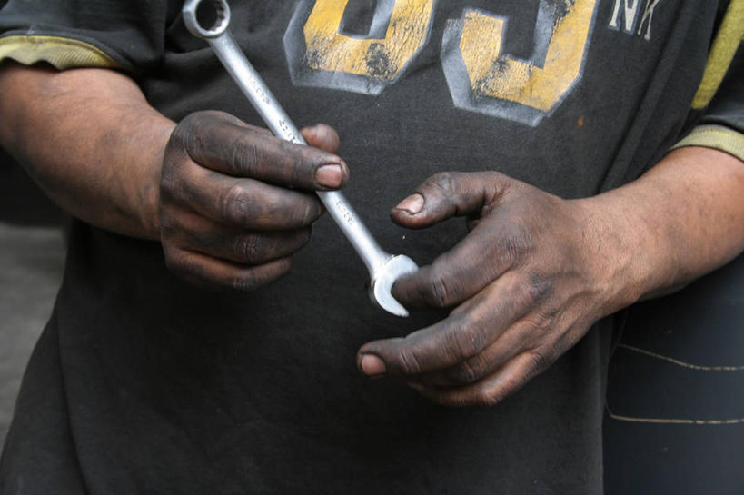 西方人,成年人,中年人,老年人,一个人,横图,正面,墨西哥,欧洲,欧洲人,仅一个男性,仅一个人,仅一个中年男性,首都,拿着,休闲装,工人,衣服,服务,摄影,肮脏,生活方式,北美,北美洲,拉丁美洲,美洲,邋遢,墨西哥城,手工具,北亚美利加洲,亚美利加洲,墨西哥合众国,仙人掌王国,龌龊,污秽,扳钳,男人,男性,中年男性,白种人,员工,机械工人,匠人,劳动者,体力工