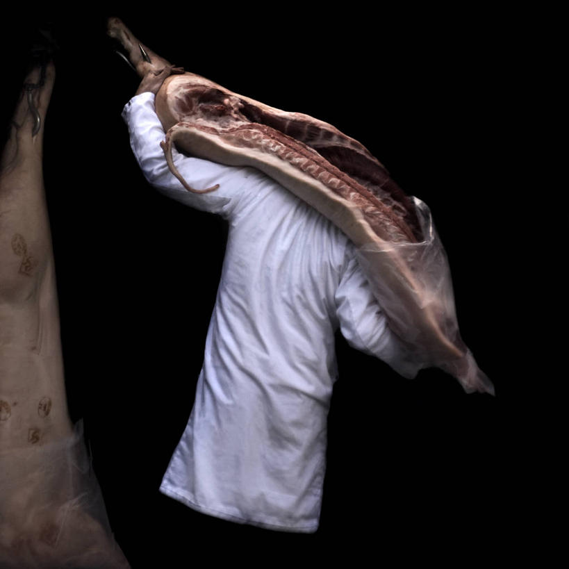 成年人,一个人,方图,制服,猪,荷兰,仅一个男性,吊挂,悬挂,肉,生食,挂,拿着,饮食,背面,背着,服务,运输,摄影,马斯特里赫特,半身