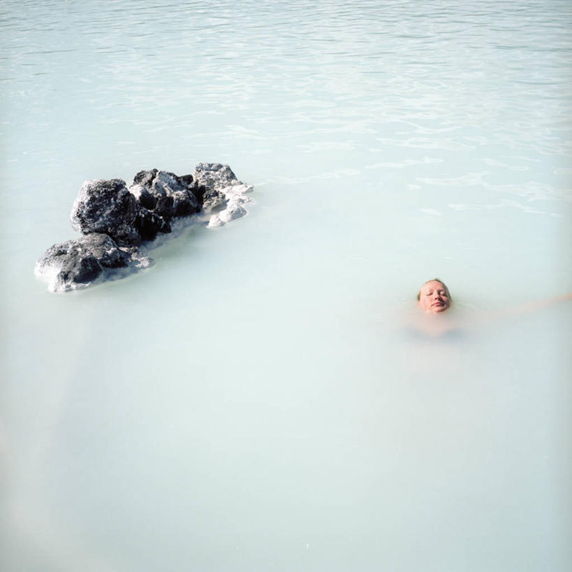 游泳,西方人,成年人,脸,头,脸颊,一个人,方图,俯视,室外,白天,留白,按摩,化妆,美容,美景,水,温泉,欧洲,冰岛,欧洲人,仅一个年轻女性,仅一个女性,仅一个人,护肤,景观,热,肩膀,自然,保养,享受,休闲,健康,景色,放松,SPA水疗,保健,温泉浴场,人体,摄影,部分,享乐,自然风光,北欧,养颜,冰岛共和国,替代疗法,潟湖,年轻女性,女人,女性,白种人,年轻人,头部,脸部,脸蛋,面部,岩石,休闲活动,矿泉疗养地,闭着眼睛,高角度拍摄,水疗,SPA美容,蓝湖