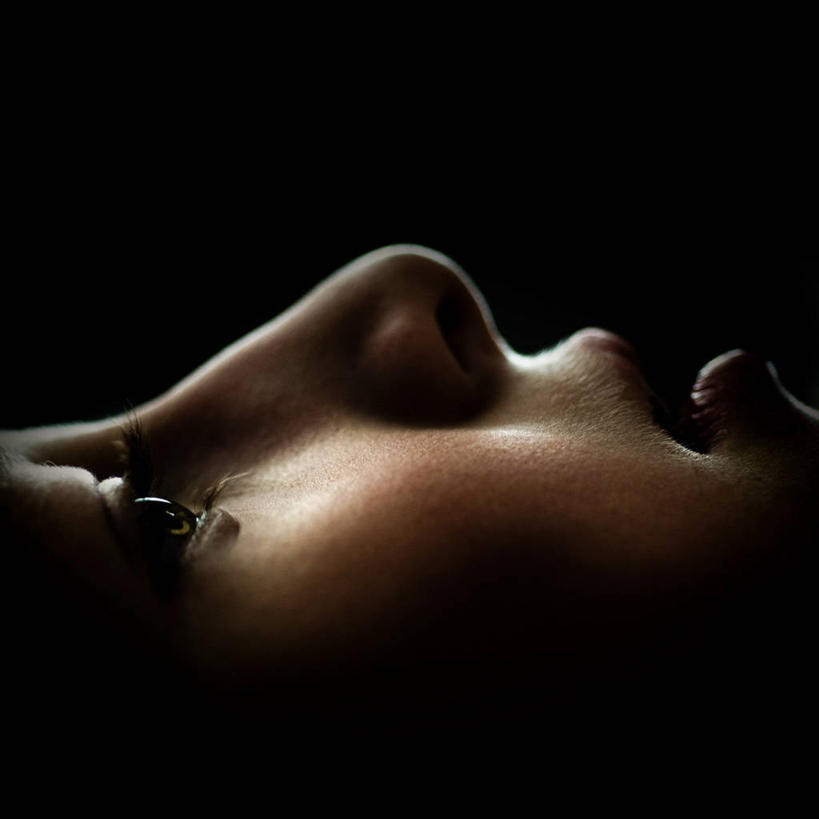 西方人,儿童,头,一个人,方图,室内,特写,纯洁,神秘,欧洲,加拿大,欧洲人,仅一个男性,仅一个女性,仅一个人,黑色背景,光亮,小孩,黑色,看,向上看,仅一个小孩,思考,可爱,童年,童趣,人体,摄影,照亮,肖像,童真,烂漫,无邪,卡尔加里,亚伯达,天真,男孩,男人,男性,女孩,女人,女性,白种人,孩子,头部,影棚拍摄,男生,女生