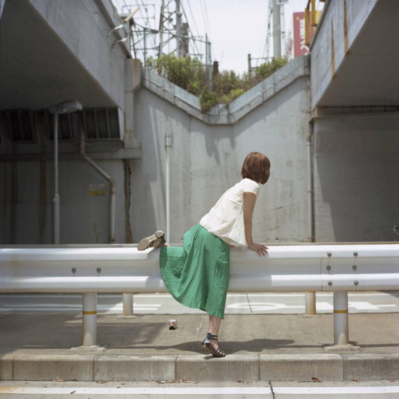 儿童,一个人,方图,室外,白天,纯洁,建筑,日本,仅一个女性,仅一个人,朦胧,模糊,休闲装,小孩,衣服,仅一个小孩,可爱,童年,童趣,摄影,踏步,童真,东亚,烂漫,无邪,天真,女孩,女人,女性,孩子,步行,女生