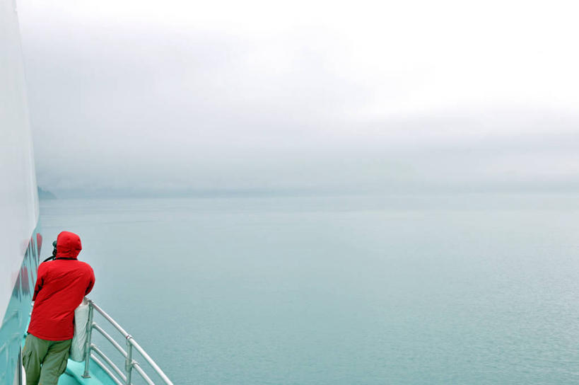 一个人,栏杆,站,横图,室外,白天,留白,旅游,海洋,雾,船,美国,水平线,背面,红色,自然,靠,靠着,寒冷,摄影,观看,北美,北美洲,近景,美洲,等,阿拉斯加,阿拉斯加州,北亚美利加洲,亚美利加洲,最后的边疆,午夜阳光之地,基奈半岛,彩图,美利坚合众国