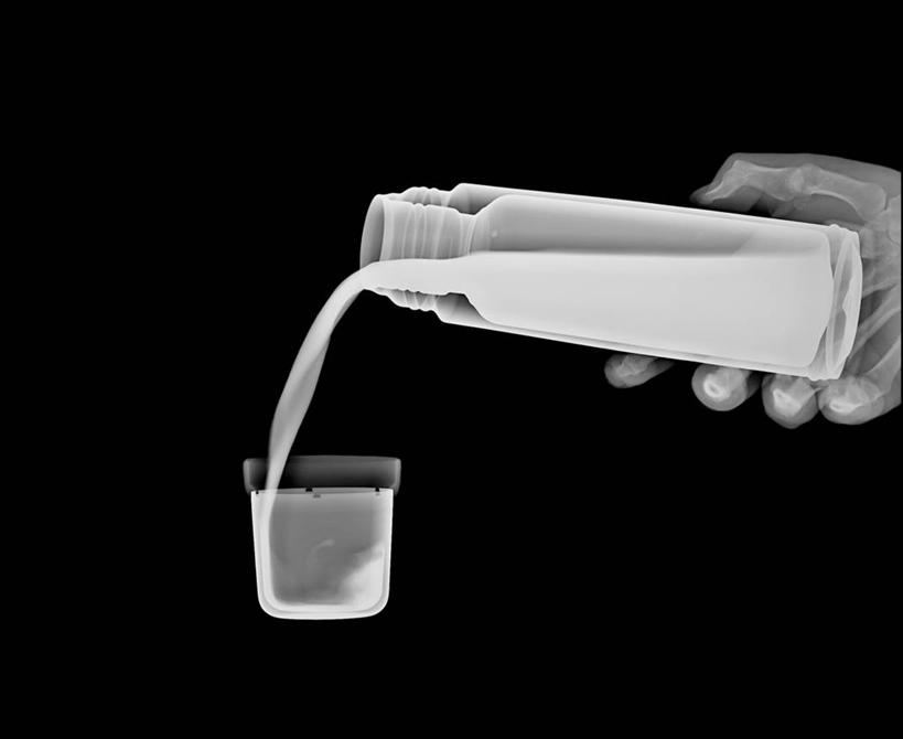 成年人,手,一个人,横图,x光片,美国,倒,黑色背景,辐射,科学,医学,液体,杯,拿着,两个,容器,人体,摄影,部分,医疗,科学技术,x射线,x光,保温瓶,铝,想法,碘,电磁波,电磁辐射