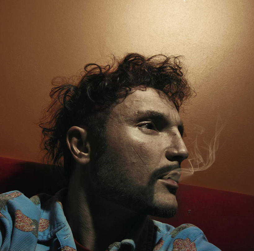 西方人,成年人,脸,头,脸颊,一个人,吸烟,横图,室内,侧面,衬衫,欧洲,波兰,欧洲人,仅一个男性,仅一个人,肩膀,仅一个年轻男性,思考,烟,摄影,上瘾,男人,男性,年轻男性,白种人,年轻人,山羊胡,头部,卷发,脸部,脸蛋,面部,彩图