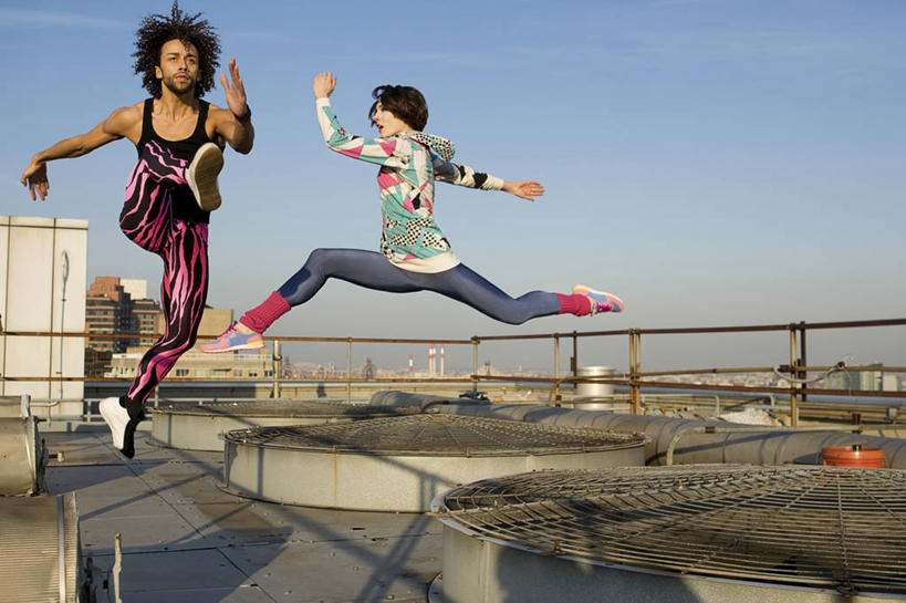 西方人,成年人,两个人,跳,举,横图,室外,白天,留白,正面,侧面,仰视,时尚,友谊,城市,欧洲,纽约,欧洲人,表演,屋顶,曼哈顿,半空,漂亮,表演者,现代,扮演,托,个性,活力,力量,平衡,摄影,幽默,动作,演出,专心,现代舞,敏捷,时髦,合伙,弹性,时兴,布鲁克林,技能,芭蕾舞,男人,年轻男性,年轻女性,女人,白种人,年轻人,休闲活动,舞者,举起,举手,举着,向上举,向上伸,向上托,张开手臂,彩图,低角度拍摄,舞蹈,芭蕾舞者,紧身连衣裤