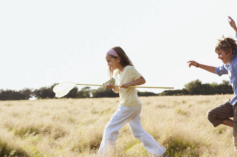 西方人,儿童,两个人,兄弟,姐妹,跑,微笑,横图,室外,白天,留白,侧面,快乐,自由,友谊,幸福,纯洁,美景,日光,英国,欧洲,欧洲人,追赶,地形,景观,田地,休闲装,刺激,草,小孩,自然,夏天,蝴蝶网,景色,活力,可爱,乐趣,探索,童年,童趣,摄影,环境,接,专心,享乐,自然风光,决心,努力,带领,挑战,童真,烂漫,无邪,跟随,汉普郡,无忧无虑,冒险,天真,男孩,男性,女孩,女性,白种人,孩子,休闲活动,彩图,爱,机遇,好奇心