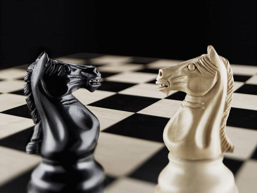 无人,横图,俯视,特写,智慧,竞争,对抗,黑色背景,冲突,骑士,两个,棋子,棋盘,国际象棋,摄影,反差,挑战,策略,技能,休闲活动,彩图,高角度拍摄,影棚拍摄