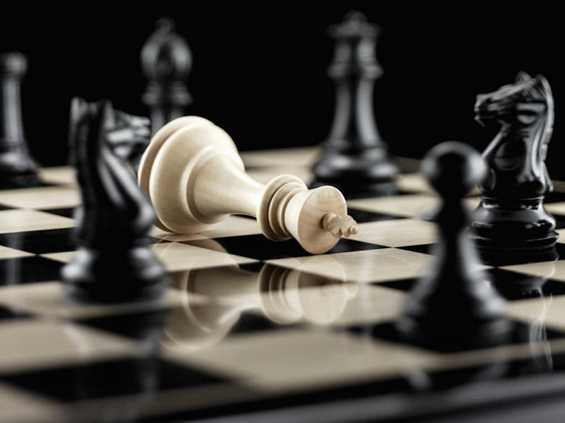 无人,横图,特写,失败,智慧,成功,团队,竞争,黑色背景,环绕,冲突,棋子,棋盘,国际象棋,摄影,落下,国王,反差,小费,挑战,策略,技能,获胜,休闲活动,彩图,影棚拍摄,弱点