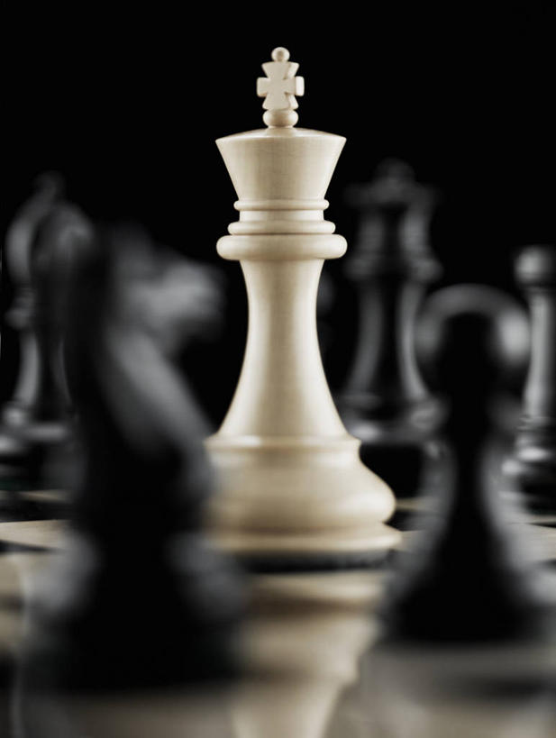 无人,竖图,特写,失败,智慧,成功,竞争,对抗,黑色背景,环绕,冲突,棋子,棋盘,国际象棋,摄影,国王,进攻,反差,挑战,策略,技能,获胜,休闲活动,彩图,影棚拍摄,弱点