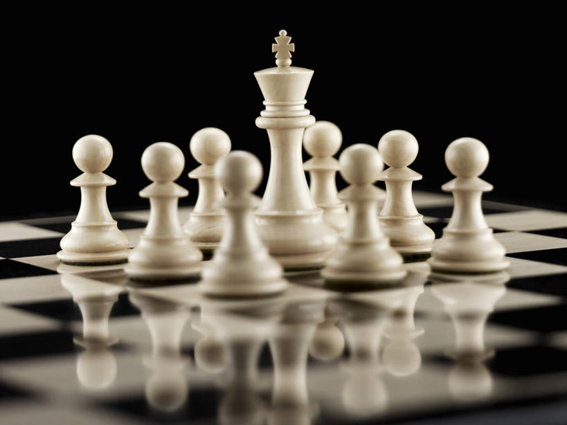 无人,横图,特写,智慧,团队,竞争,黑色背景,环绕,反射,白色,棋子,棋盘,国际象棋,摄影,保护,国王,反差,挑战,策略,技能,休闲活动,彩图,影棚拍摄,弱点