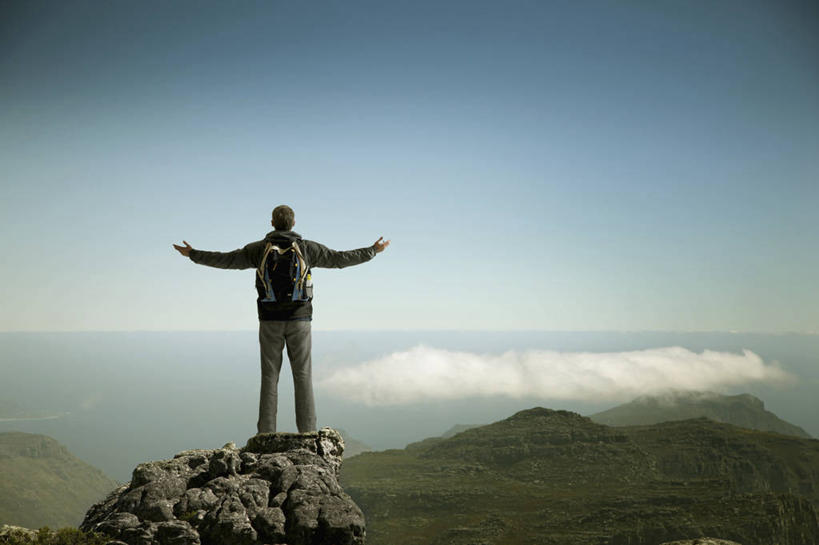 成年人,中年人,老年人,一个人,站,举,横图,室外,白天,留白,旅游,度假,自由,骄傲,风险,成功,山,仅一个男性,仅一个人,仅一个中年男性,山顶,休闲装,娱乐,数码合成,背面,蓝色,天空,托,享受,休闲,放松,平衡,摄影,宁静,动作,成就,问候,勇气,冒险,危险,老年男性,男人,男性,中年男性,休闲活动,举起,举手,举着,向上举,向上伸,向上托,张开手臂,彩图,独处,背包族