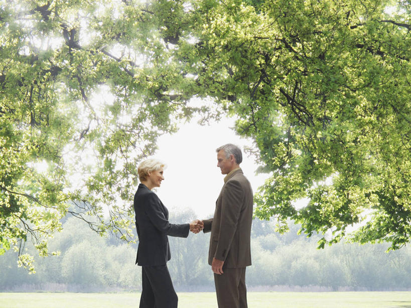 成年人,中年人,老年人,两个人,商务人士,商务男性,商务女性,公园,握手,横图,室外,白天,留白,侧面,衬衫,商务,异乎寻常,成功,合作,雾,连接,套装,联系,数码合成,面对面,同意,摄影,企业,公司,问候,柔焦,商务装,合伙,贩卖,工薪阶层,贡献,老年男性,老年女性,男人,女人,白领,上班族,彩图,衬衣,联合镇