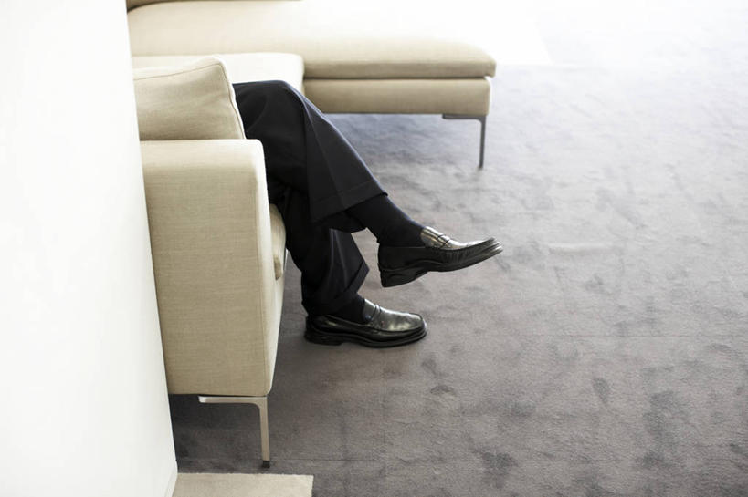 成年人,中年人,老年人,一个人,商务人士,商务男性,办公室,坐,横图,俯视,室内,留白,侧面,衬衫,商务,沙发,鞋子,椅子,仅一个男性,仅一个人,仅一个中年男性,套装,二郎腿,图像,大厅,放松,摄影,办公椅,企业,公司,商务装,等,工薪阶层,等候室,开端,招聘,男人,男性,中年男性,白领,上班族,彩图,高角度拍摄,衬衣