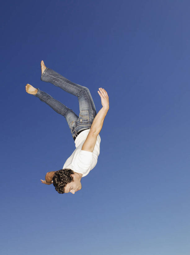 西方人,成年人,一个人,跳,竖图,室外,白天,留白,仰视,日光,欧洲,南非,欧洲人,仅一个男性,仅一个人,首都,半空,T恤,牛仔裤,休闲装,仅一个年轻男性,蓝色,天空,赤脚,活力,摄影,落下,颠倒,敏捷,肖像,弹性,特技,万里无云,开普敦,技能,翻筋斗,男人,男性,年轻男性,白种人,年轻人,休闲活动,扔,彩图,低角度拍摄