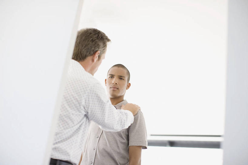 西方人,成年人,中年人,老年人,两个人,商务人士,商务男性,办公室,站,横图,室内,白天,留白,正面,仰视,衬衫,商务,竞争,欧洲,南非,欧洲人,对抗,套装,冲突,工作,会议,首都,听,图像,背面,责备,摄影,权威,解释,企业,公司,决心,商务装,问题,合伙,逆光,工薪阶层,开普敦,老年男性,男人,年轻男性,白种人,年轻人,白领,上班族,触摸,说话,争论,半身,彩图,低角度拍摄,衬衣