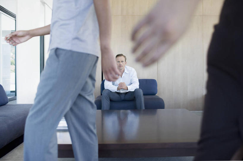 西方人,成年人,中年人,老年人,三个人,人群,商务人士,商务男性,办公室,坐,握手,横图,室内,白天,正面,侧面,衬衫,商务,沙发,欧洲,南非,欧洲人,套装,首都,图像,茶几,休闲装,大厅,摄影,观看,忧虑,忙碌,商务装,等,合伙,工薪阶层,等候室,采访,开普敦,接待员,担心,老年男性,男人,年轻男性,女人,中年女性,白种人,年轻人,白领,上班族,步行,搀手,拉手,手拉手,手握手,彩图,衬衣