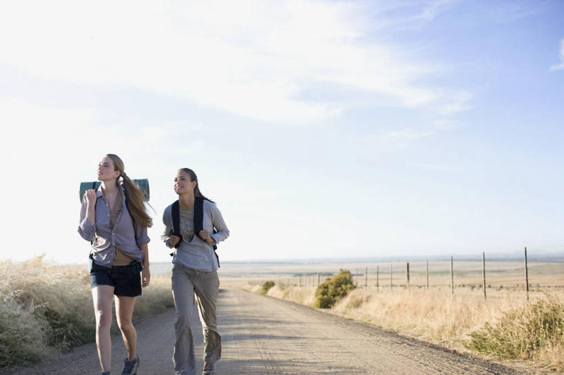 西方人,成年人,一个人,两个人,微笑,横图,室外,白天,留白,正面,旅游,度假,探险,自由,友谊,美景,路,日光,欧洲,南非,欧洲人,仅一个年轻女性,仅一个女性,仅一个人,连接,地平线,景观,泥土,水平线,首都,休闲装,方向,娱乐,刺激,蓝色,天空,自然,享受,休闲,景色,放松,探索,摄影,生活方式,环境,享乐,自然风光,背包客,开普敦,冒险,年轻女性,女人,女性,白种人,年轻人,休闲活动,步行,彩图,旅行,背包族