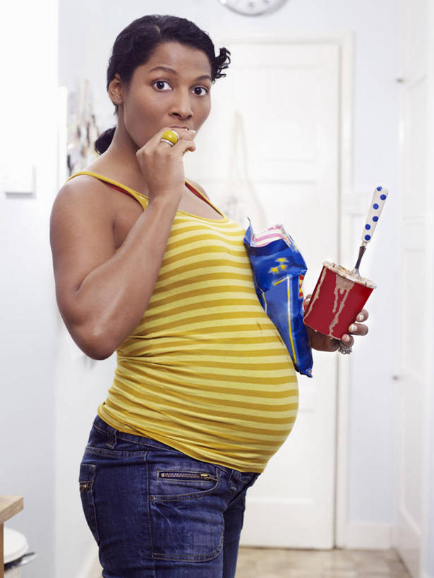 成年人,中年人,一个人,家庭,站,吃,竖图,室内,白天,侧面,厨房,英国,仅一个女性,仅一个人,融化,包,首都,拿着,休闲装,饮食,汤匙,仅一个中年女性,温暖,温馨,一家人,怀孕,冰淇淋,诱惑,摄影,生长,生活方式,惊奇,和睦,瘦身,肖像,饥饿,渴望,发展,女人,女性,中年女性,彩图,炸土豆片,融洽,饿