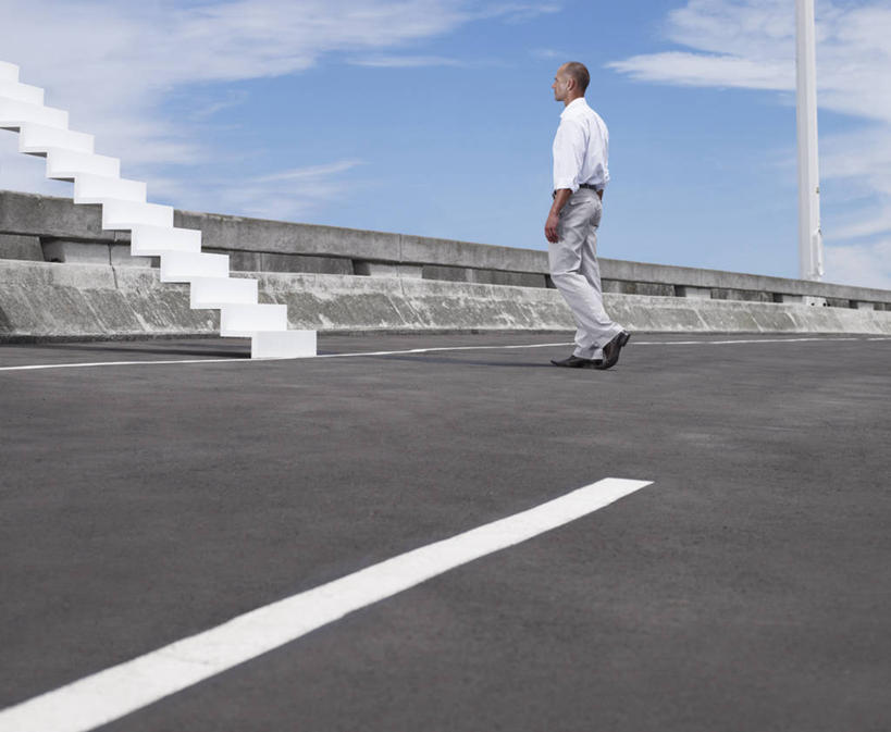 西方人,成年人,中年人,一个人,商务人士,商务男性,横图,室外,白天,留白,侧面,仰视,衬衫,商务,旅途,城市,路,欧洲,南非,欧洲人,仅一个男性,仅一个人,仅一个中年男性,套装,首都,方向,摄影,靠近,企业,公司,商务装,工薪阶层,晋升,开普敦,进展,男人,男性,中年男性,白种人,白领,上班族,步行,彩图,低角度拍摄,衬衣,机遇