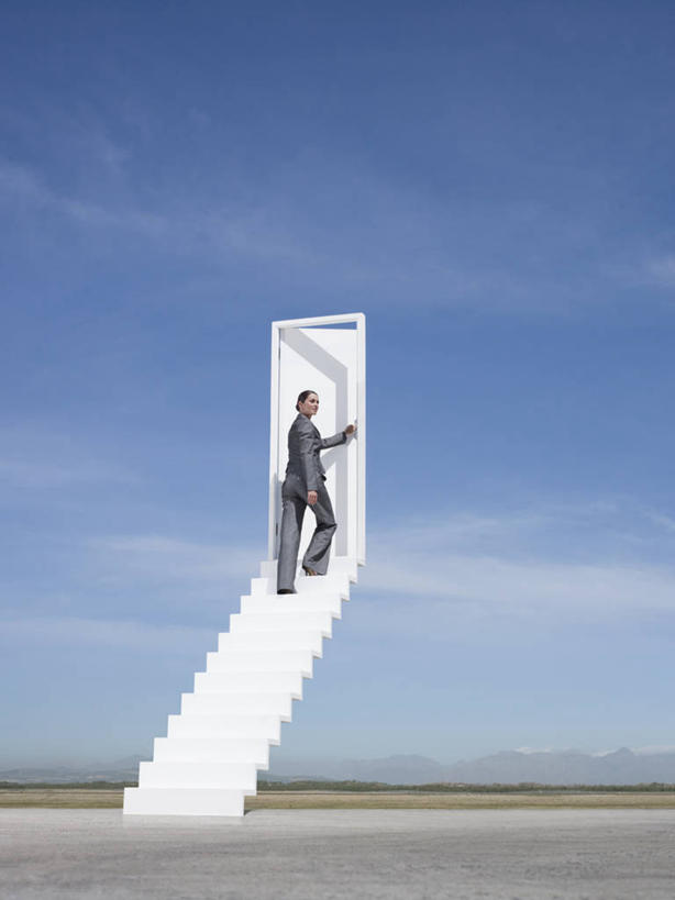 西方人,成年人,一个人,商务人士,商务女性,攀登,竖图,室外,白天,留白,侧面,商务,神秘,成功,信心,门,欧洲,南非,欧洲人,仅一个年轻女性,仅一个女性,仅一个人,套装,首都,自然,打开,摄影,上升,环境,开启,企业,公司,成就,商务装,工薪阶层,渴望,晋升,开普敦,勇气,进展,年轻女性,女人,女性,白种人,年轻人,白领,上班族,彩图,机遇