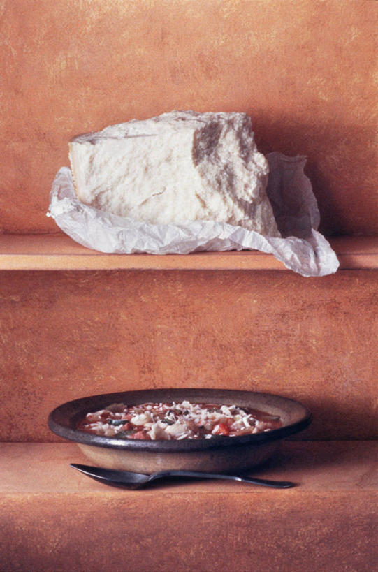 奶酪,无人,竖图,蔬菜,静物,橙色背景,汤,蔬菜通心粉汤,饮食,架子,汤匙,碗,摄影,清新,意大利干酪,健康食物,彩图,影棚拍摄