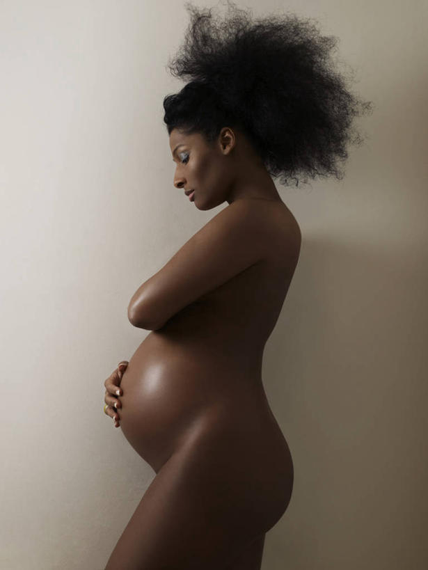 成年人,中年人,裸体,一个人,站,竖图,留白,白色背景,侧面,英国,仅一个女性,仅一个人,首都,拿着,仅一个中年女性,怀孕,人体,摄影,生长,肖像,发展,爱抚,害羞,女人,女性,中年女性,闭着眼睛,彩图,影棚拍摄