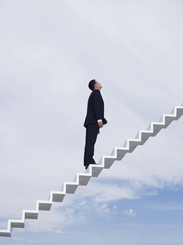 西方人,成年人,一个人,商务人士,商务男性,站,竖图,室外,白天,留白,侧面,仰视,衬衫,商务,成功,欧洲,南非,欧洲人,仅一个男性,仅一个人,套装,首都,仅一个年轻男性,天空,向上看,摄影,上升,企业,公司,商务装,工薪阶层,渴望,晋升,开普敦,进展,男人,男性,年轻男性,白种人,年轻人,白领,上班族,彩图,低角度拍摄,衬衣,机遇