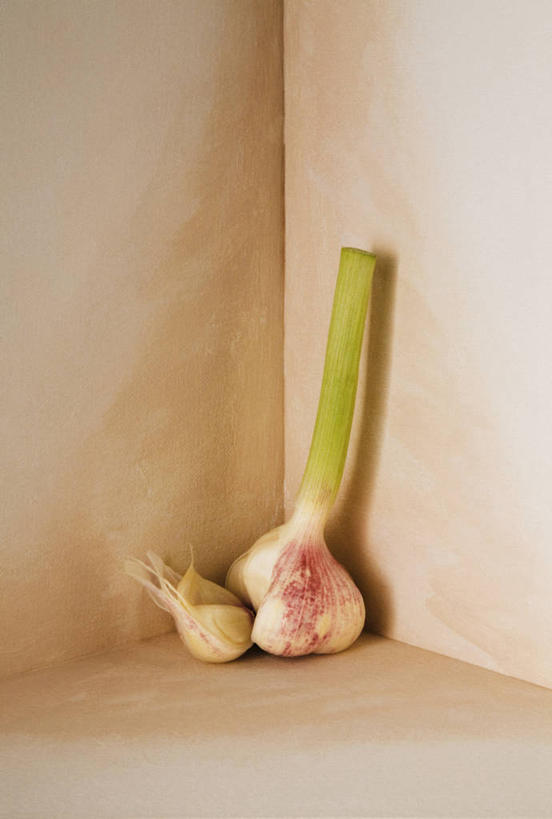 无人,竖图,静物,米色背景,饮食,两个,摄影,有机食品,蒜瓣,简单,清新,健康食物,大蒜,彩图,影棚拍摄