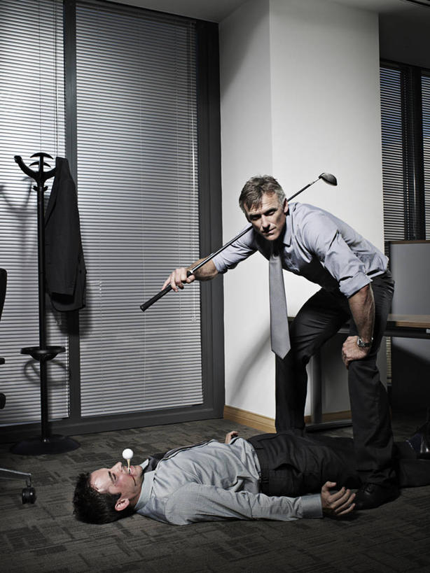 西方人,成年人,中年人,老年人,两个人,商务人士,商务男性,办公室,站,躺,蹲,竖图,室内,侧面,衬衫,商务,风险,运动,信心,欧洲,欧洲人,挥杆,弯腰,套装,高尔夫球,球座,扭曲,开球,图像,拿着,职业,思考,血液,摄影,权威,专心,高尔夫球杆,暴力,恐怖,练习,骚扰,商务装,进攻,工薪阶层,支配,想法,欺凌,劝说,危险,高尔夫球运动,老年男性,男人,中年男性,白种人,白领,上班族,休闲活动,仰卧,彩图,衬衣,动机,态度