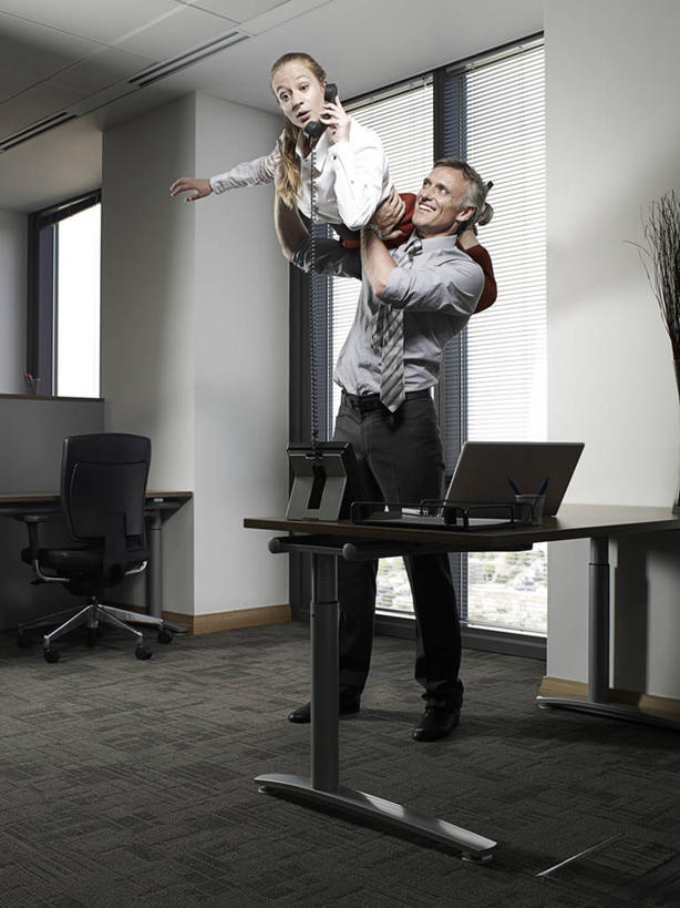 西方人,成年人,中年人,老年人,两个人,商务人士,秘书,商务男性,商务女性,办公室,站,打电话,微笑,竖图,室内,白天,侧面,仰视,衬衫,商务,通讯,合作,欧洲,欧洲人,套装,听,图像,拿着,职业,力量,平衡,摄影,惊奇,协助,支撑,权威,企业,公司,运送,走神,骚扰,商务装,挑战,工薪阶层,接待员,想法,震惊,老年男性,男人,年轻女性,女人,白种人,年轻人,白领,上班族,座机,说话,彩图,低角度拍摄,衬衣