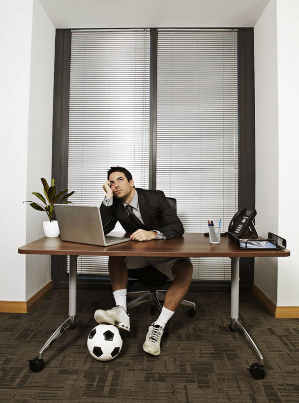 西方人,中年人,商务人士,商务男性,办公室,坐,竖图,室内,白天,留白,正面,衬衫,运动鞋,商务,通讯,运动,笔记本电脑,技术,足球,欧洲,欧洲人,敲打,套装,短裤,图像,托腮,输入,书桌,打字,靠,靠着,向上看,职业,思考,幻想,摄影,点击,敲击,走神,商务装,工薪阶层,无线电技术,想法,厌倦,足球运动,按键,白种人,白领,上班族,休闲活动,彩图,衬衣,白日梦,态度